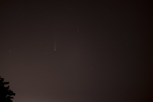 v Bratislave je ťažko sa hrať na astrofotografa.... ale teda dá sa nájsť kométisko