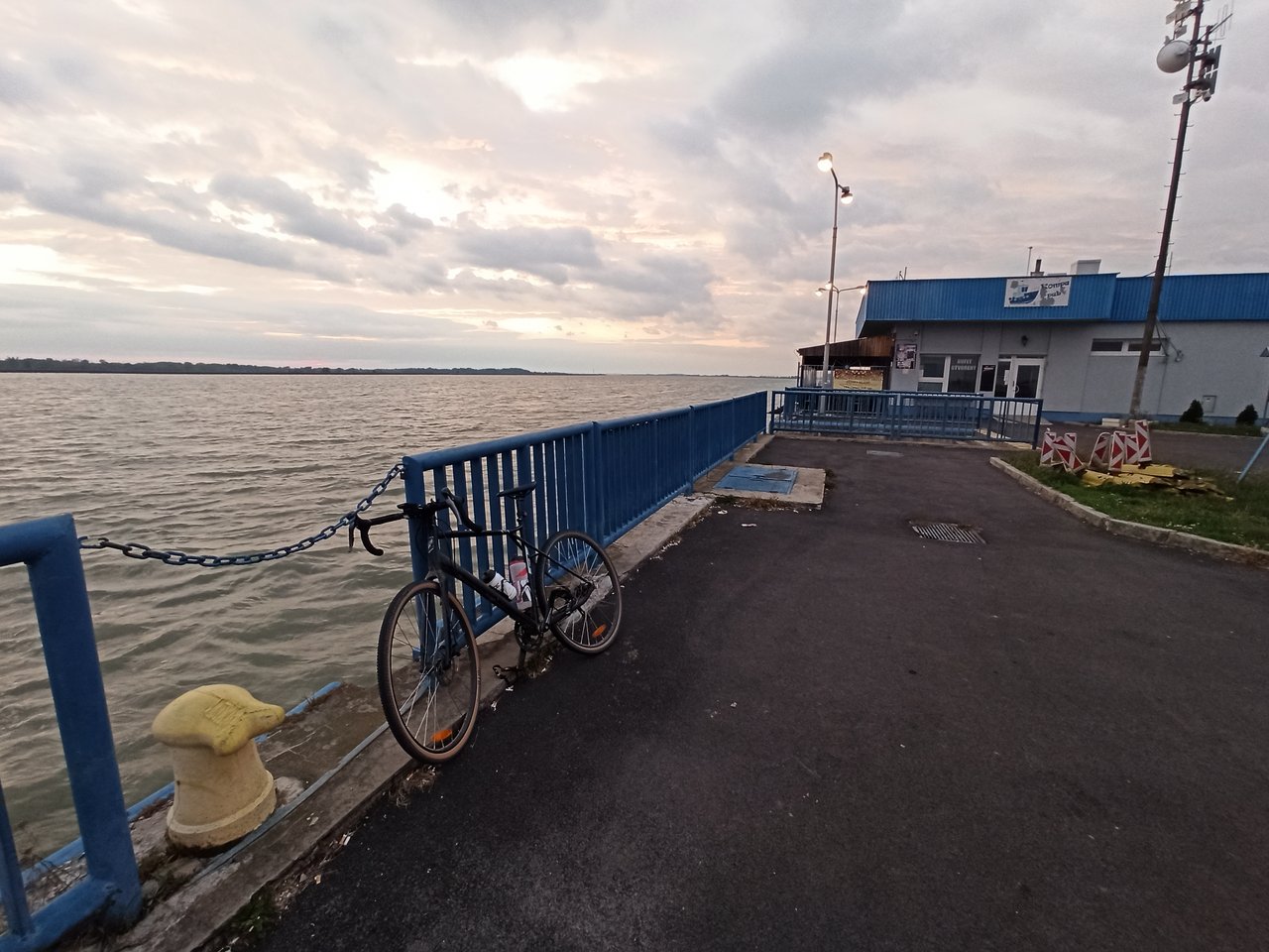 slnko zapadlo a ja čakám na loď aby som mohol bicyklovať domov