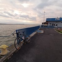 slnko zapadlo a ja čakám na loď aby som mohol bicyklovať domov
