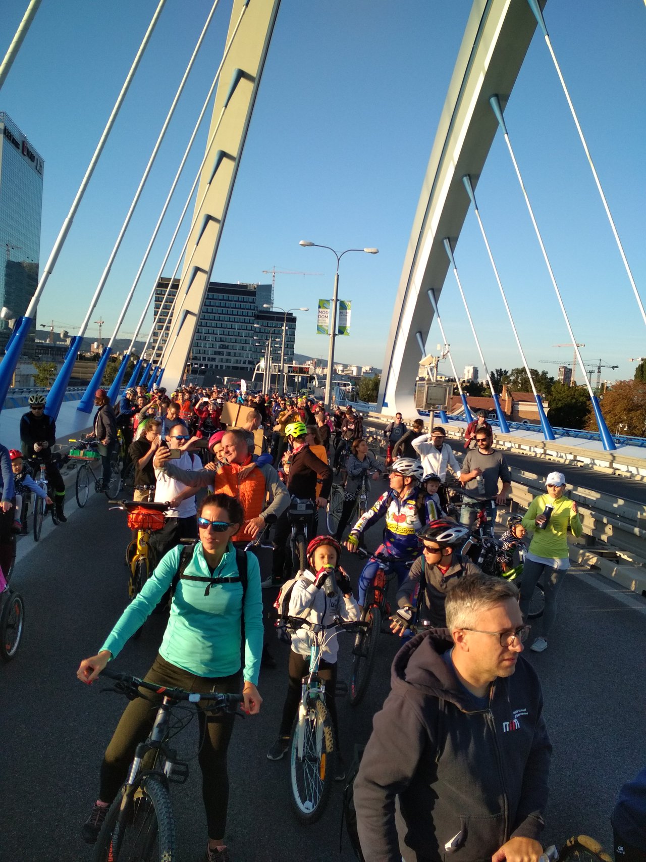 dnes sa v Bratislave bicyklovalo cez mosty <3 I.