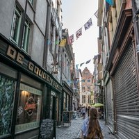 Ja, dvojkilová brašňa, čipkované vlajočky a zatvorené obchody v Gente.