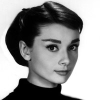 V tento deň roku 1929 sa narodila herečka a členka holandského odbojového hnutia Audrey Hepburn. Dcéra bohatých britských a holandských fašistov sa vzoprela orientácii svojich rodičov. Pôsobila ako kuriérka a vystupovala na ilegálnych koncertoch,
