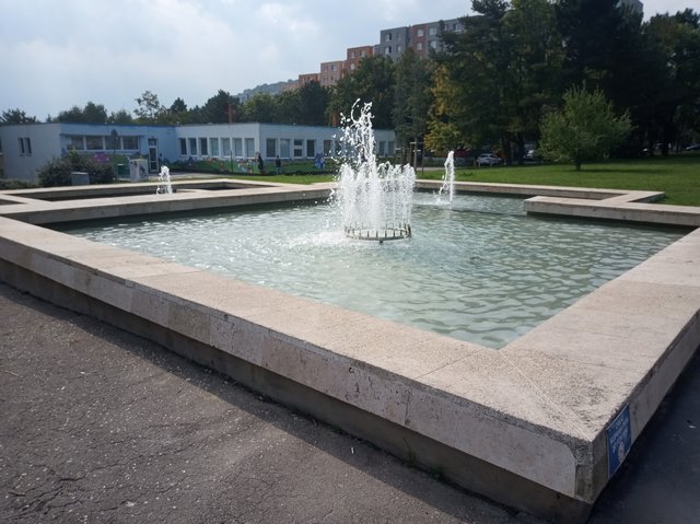 Takúto fontánku máte niekde v BA v Dúbravke či kde to je
