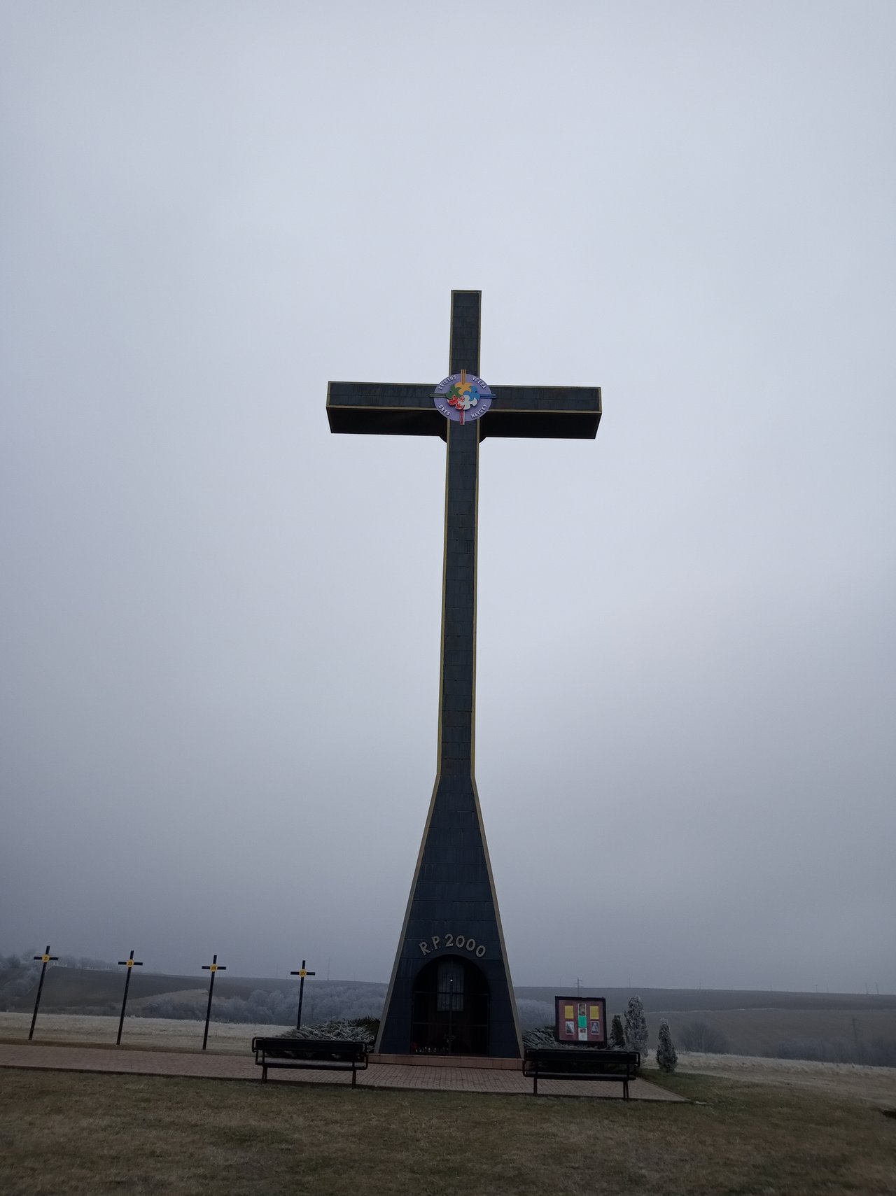 Najväčší kříž na Slovensku je na Záhorí heheeej :D Miléniovy kríž vysoký asi 27 metrov :) 