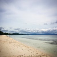 Vela instagram filtrov, ale inak biely piesok a priezracna voda. Takmer prazdna plaz na Panglao Island