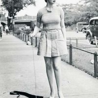 Tanečníčka z roku 1960 na prechádzke s domácim miláčikom.