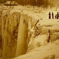 1911. Zamrznuté Niagarské vodopády.