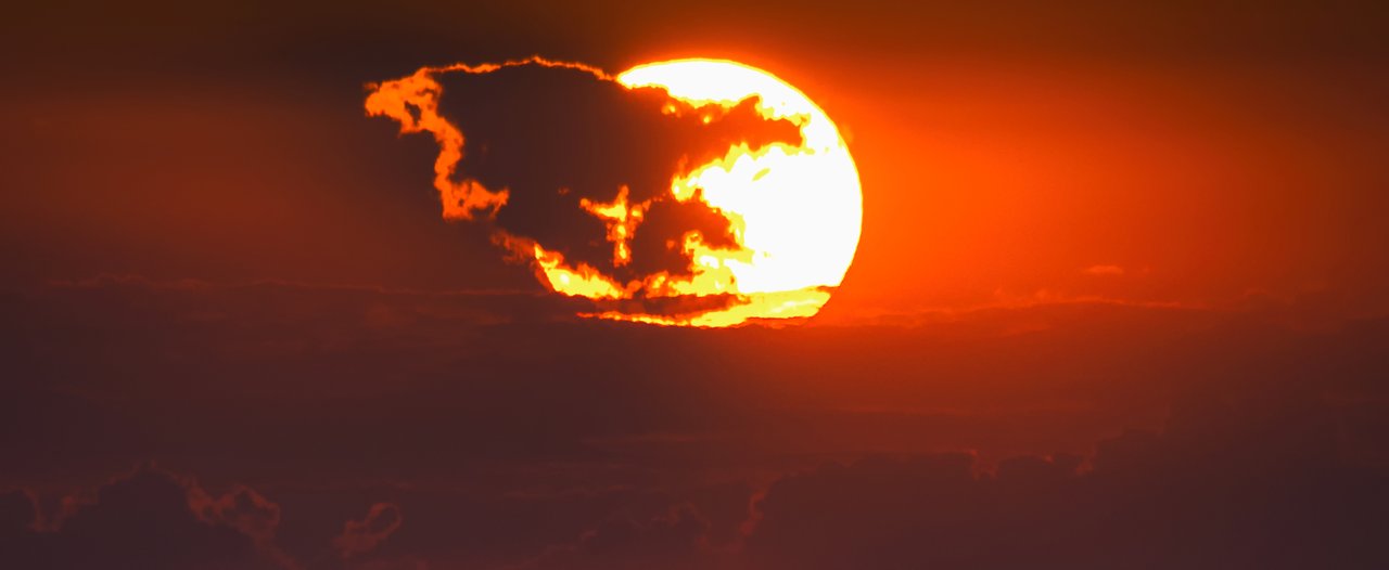dnešný západ slnka, ten oblak vyzera uplne ako nejaky predator 