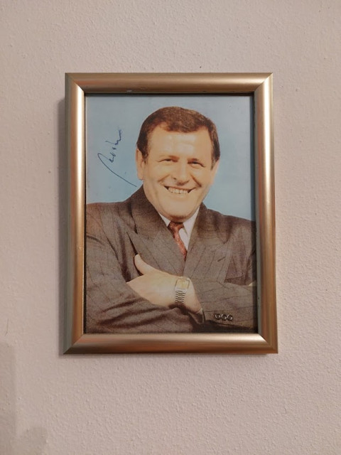 Takto v izbe mam vyveseny obraz pana Meči4ra v zlatom rame, co nato poviete? :D