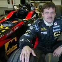 Pan Malcharek najlepsi minister hospodarstva hned po panovi Sulikovi! Posobil v F1 ako testovaci pilot timu Minardi, ale potom dal prednost Dzurindovej vlade a kauze Gorila. Je to velka skoda pretoze mohol porazat Schumachera!