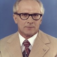 Pan Erich Honecker vynikajuci vychodo-nemecky komunisticky prezident! Cest a Slava panovi Honeckerovi! Nech ziju dederoni!
