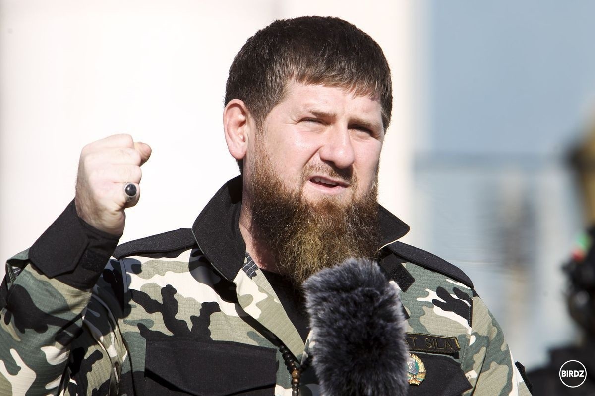 odhliadnuc od politickych nazorov, ale co sa tyka vzhladu tak pan Kadyrov ma obrovsku charizmu a sexepeal, urcite sa ho vsetky zeny boja a nemozu s nim tocit :D 