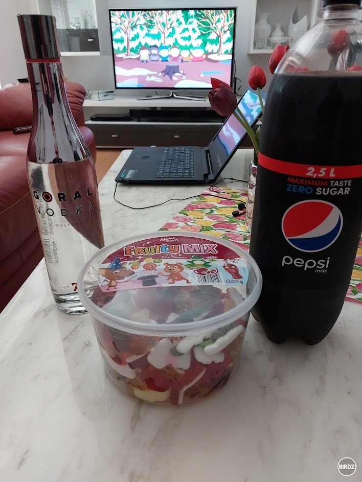 Vodečka, Pepsi zero, kilo gumenych cukrikov a South Park mus byt :D