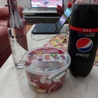 Vodečka, Pepsi zero, kilo gumenych cukrikov a South Park mus byt :D