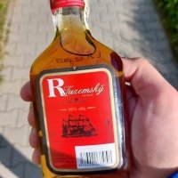 Kupil som si Rumik za 2,30€. Kym som sa presiel okolo baraku tak cely som ho vypil. Musel som aby boli zahladene stopy, lebo mama by ma dojebala :D. Dal som si do ust vela zuvaciek lebo sam Rum zo mna citit.