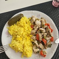 Morcacie masko s hlivou, jarna cibulka, kapia a ryza s kurkumou. :) a kvasak k tomu!!