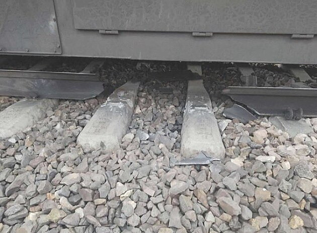 Martin Pražák
17. 11. 2025 10:24
Pokud to byl výbuch mi přijde zajímavé že štěrk mezi pražci v místě kde chybí kus kolejnice zůstal na svém místě. Protože bych čekal že ho výbuch rozhází do okolí a mezi pražci bude jáma
a tiez - ako cez tú fugu presiel