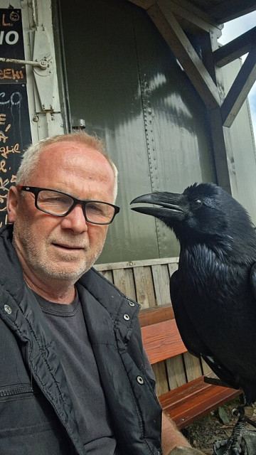 Krrrrkavec, krrrrkavec!
mrrrrtvola!
karrrrol je kurrrrva! xD :D :devil: :raven: 