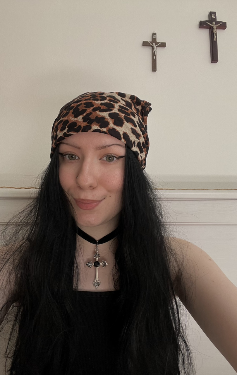 tak keď nie leopardí kožuch, tak aspoň leopardia šatka z vintedu. volám to romácky swag :3
