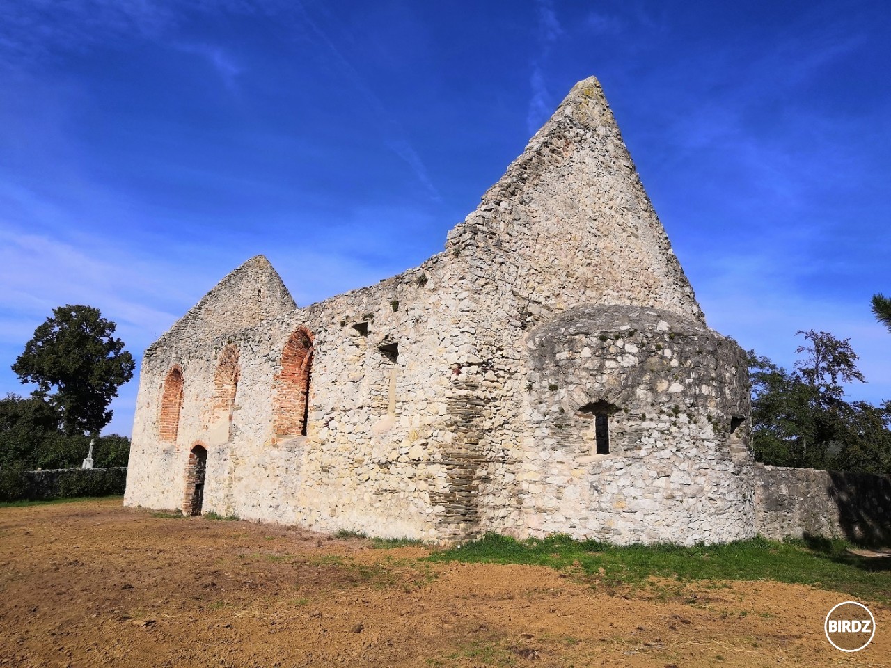 Ruiny románskeho kostolíka z 13.storočia