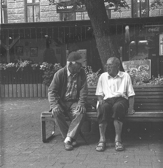 rozhovor starých priateľov 
na lavičke v Poprade
,,Pamätáš sa, vtedy na vojne?