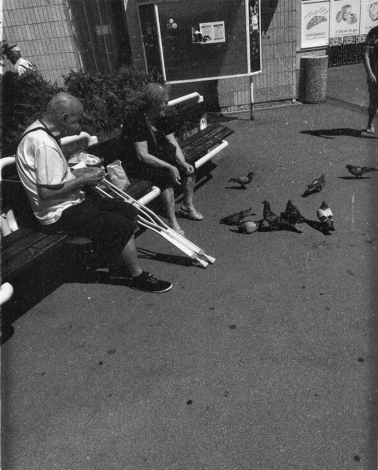 hlboké nádychy
spomienky
ulice
nemocnice 
ľudia predávajúci Nota bene
dôchodci kŕmiaci holuby 