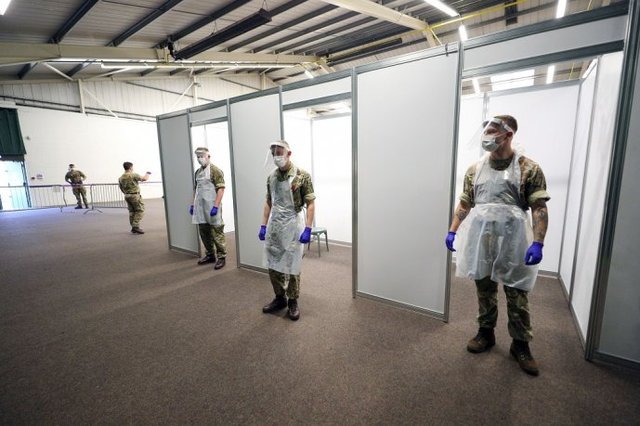Masové testovanie vojakmi v Liverpoole vyzerá všelijako  foto TASR   