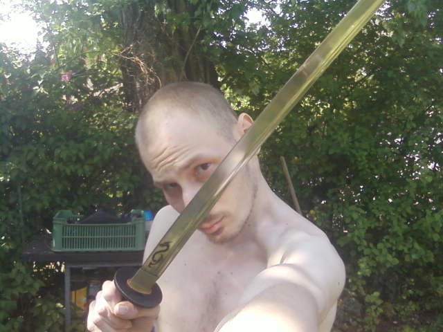 Ja s japonským mečom v záhrade vo Vajnoroch!
