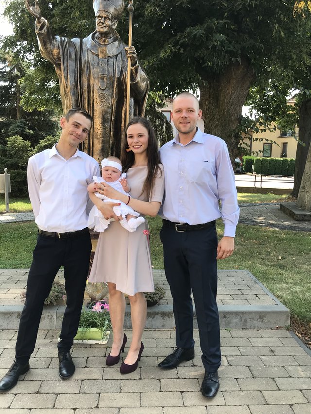 Prva normalna spolocna  rodinna fotka. + krstny tata 
Myslim, ze sme tu celkom fesi 
