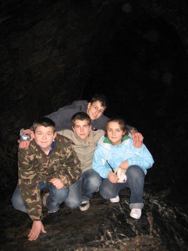 toto sme v anglicku v jaskyni pri tintagel:):):) z lava riso, juro, ja a hore je laco:)