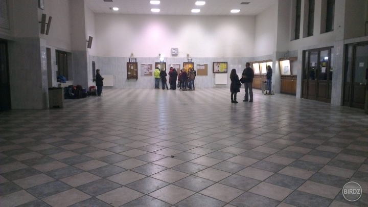 romanticka stanica kde okrada automat na kavu