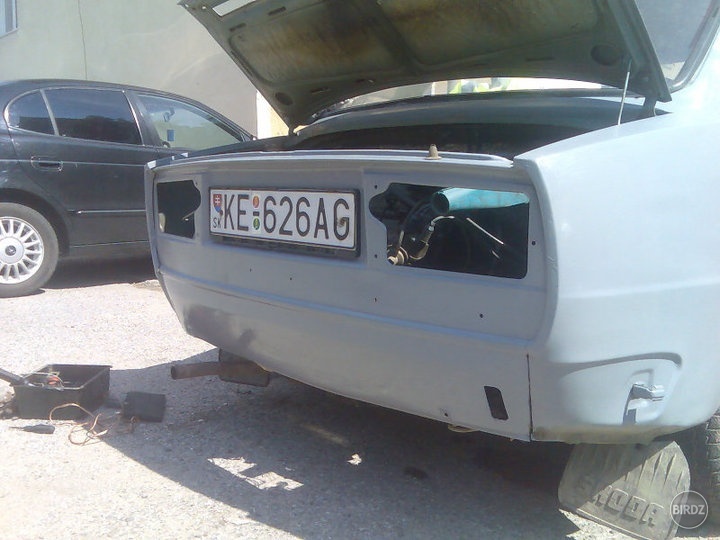 Zadné čelo vymené,a menšia polovica auta prefarbená ručne zo štetkou a základovkou v plechovke :D 
