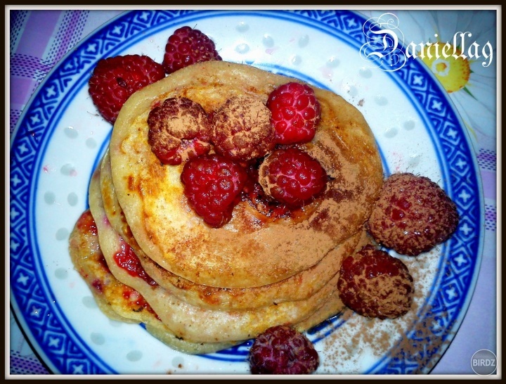 Malinové palacinky - s čerešňovým džemom, poliate bazovým sirupom a posypané kakaom:-)
Mali sme sladkú večeru:-)  28.6.2013)