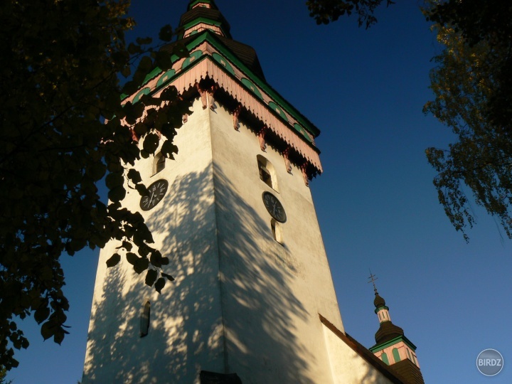 VEŽA KOSTOLA Sv. KATARINY POHĽAD Z BLÍZKA
NA OPRAVENÝ KOSTOL PO BOMBARDOVANÍ