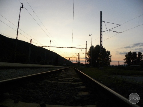 do koľajnice (!)