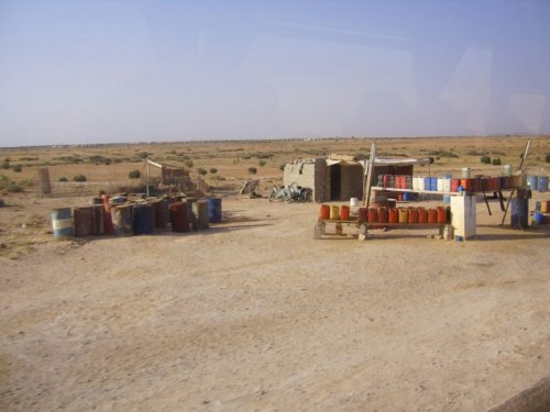 toto je prosim pekne africka benzinka..podotykam vo vyse 40 stupnoch je mat takto vylozene barely a bandasky s benzinom velmi zaujimave..(fotene z autobusu cestou na Saharu) - Djerba´07