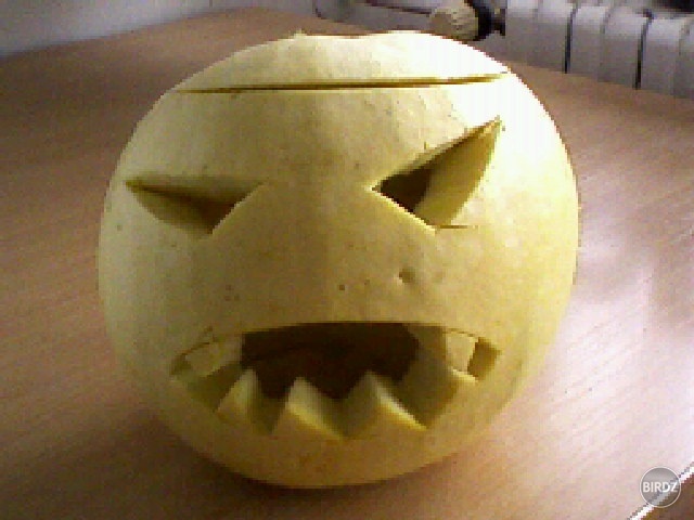 A čo že Halloween je ešte ďaleko :p, 

keď sa v noci našla vhodná tekvica a nenašla sa iná zábava :D