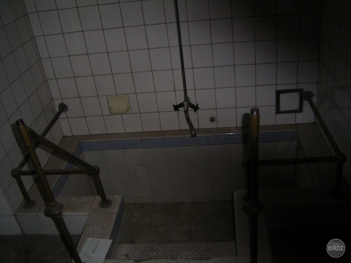 pôvodná kúpeľňa - v nezrekonštruovanej časti - všimnite si dva kohútiky a protišmykové dlaždice - pochádza z doby, keď sa bežní ľudia kúpali pri studni alebo v sudoch