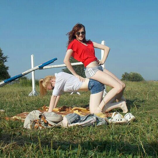 človek sa snaží opáliť a aj tak je stále biely...máme to so sesterkou v rodine :D