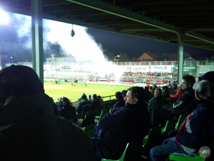 Slovenský futbalový realizmus :( Trnavskí fanúšikovia zadymili celý štadión a aby to nebolo málo pridali sa aj naši ultras fandovia :(