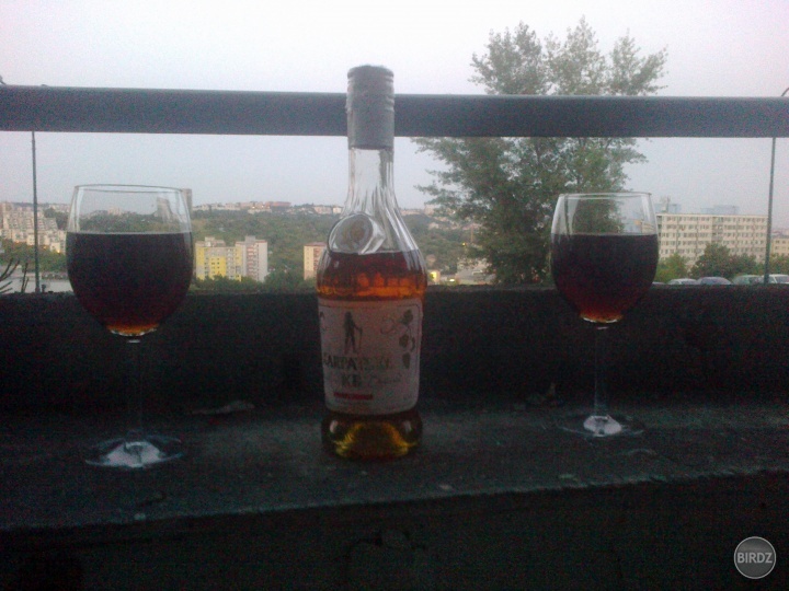Jeden s najkrajsich vecerov v Bratislave :)
skvely clovek, chillovanie na balkone pri zapade slnka a pri spievani oblubenych pesniciek, vymyslenie vlastneho drinku a party na dvoch lodiach :)