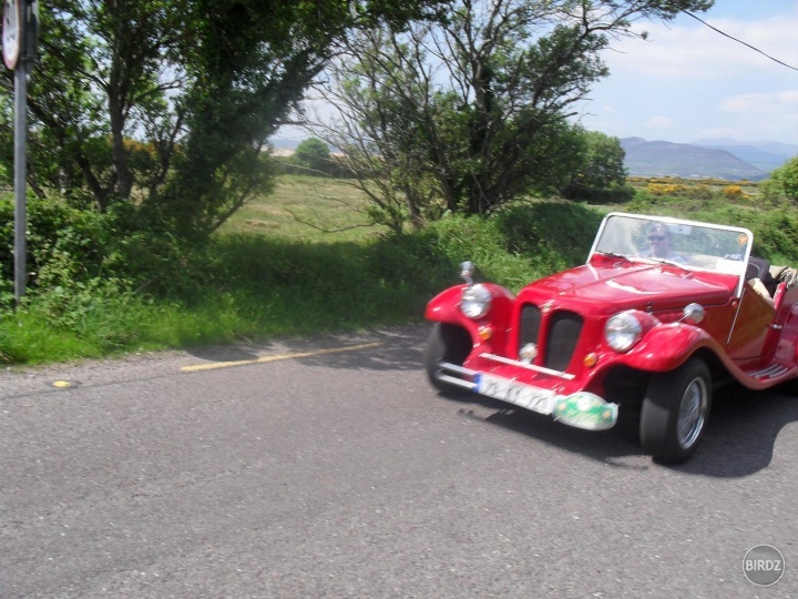 to len také auto prechádzajúce okolo :D ale nie bol nejaký special deň :) začínal sa ring of Kerry.. :)