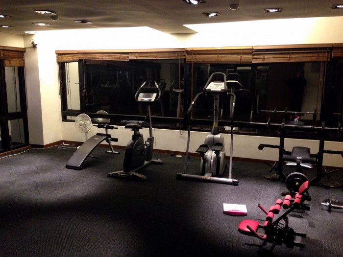 Tak som dnes prvykrat navstivil gym v budove kde byvam. Vobec to nevyzera najhorsie. A sauny? Sice som neodfotil, ale vyzeraju uplne mega. Este ked mi bazen otvoria tak aj zabudnem, ze som pred par dnami stratil kopu penazi na tom skurvetom pade eura :D