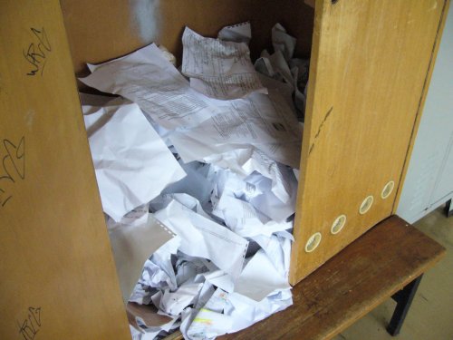 maturitna skrinka...rozumej: skrinka kam sme po mature postupne pohadzali, co sa dalo, aby nas to uz nematalo po nociach. nezavidim tomu, kto ju dostane o rok :))