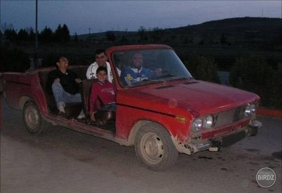 pohlad na tento luxusny kabriolet mi pripomina takych 4 gadzov co poznam (ano, jeden z nich som aj ja a prirodzene za volantom luxusneho auta)