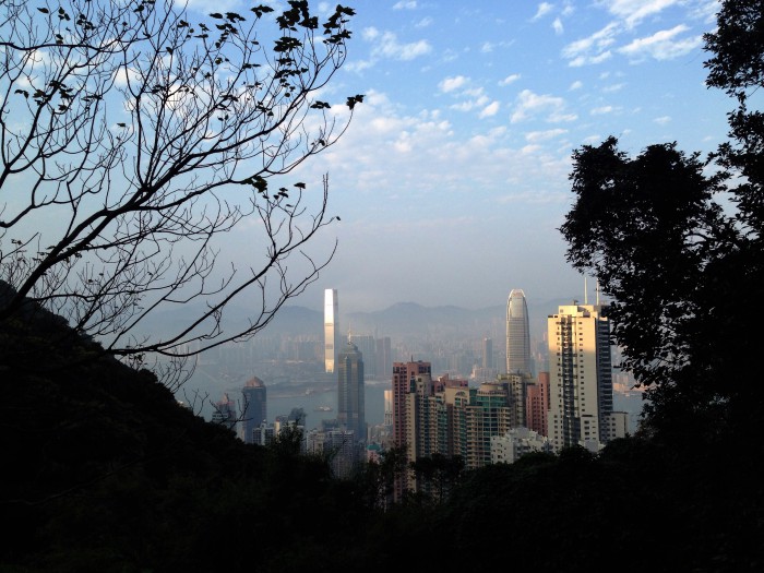Cestou na Victoria Peak. Ja sa sice rad prechadzam po lese, ale toto bola morda kopec