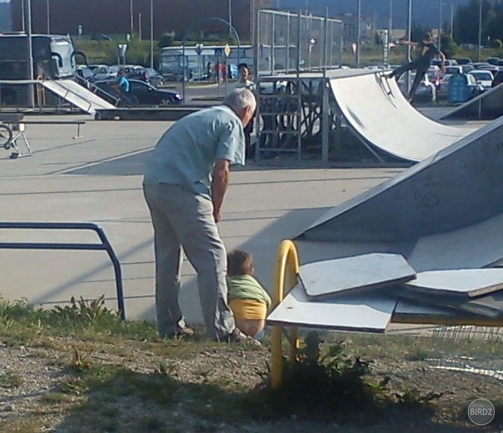 Keď si sedíš na lavičke a papáš slaninový rožok a pred tebou začne nejaké decko surovo srať