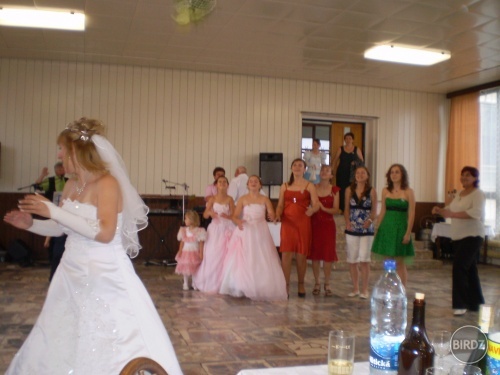 a nesmlo chybat ani chytanie kytice.. heh.. ja som sa necinila. ja sa este encem vydavat:)