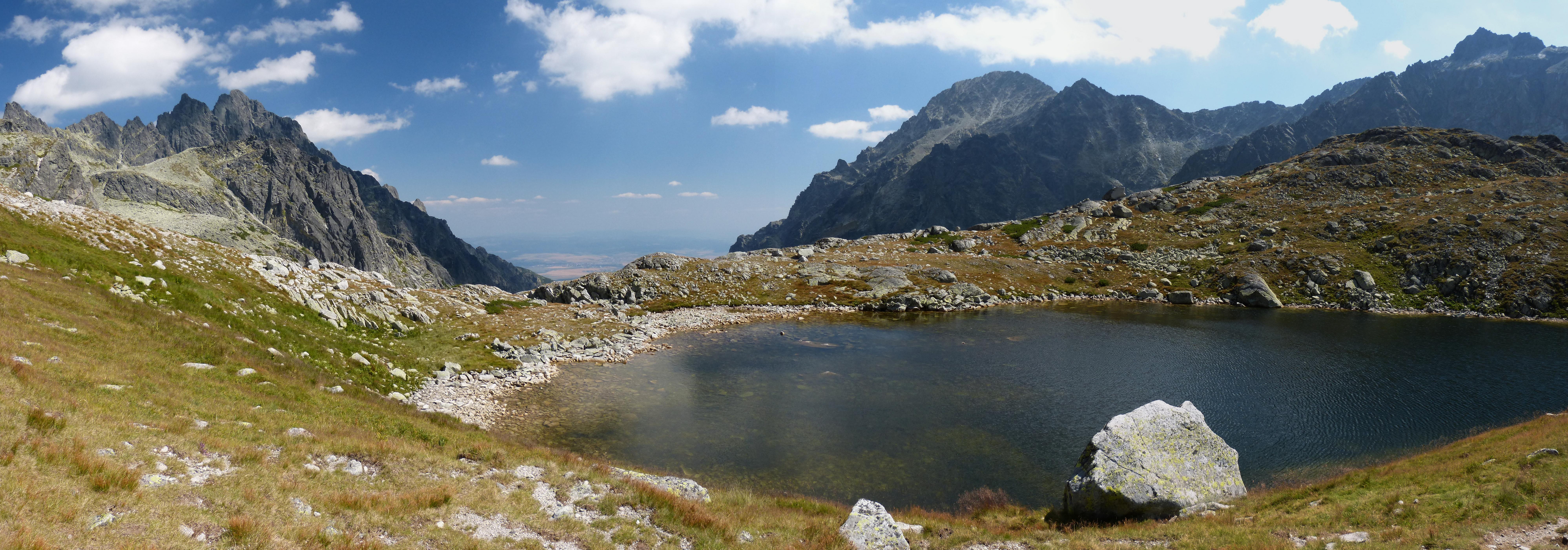 starolesnianske pleso a pod nim velka studena dolina :)