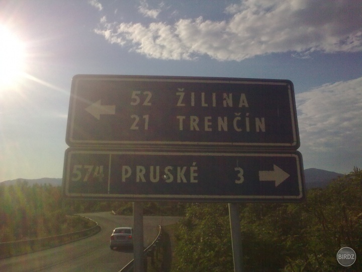 Jedna krásna nedeľa (23.6.2013) a ja si valím do Pruského pešo po ceste ..Veď šak treba si urobiť turistickú prechádzku na intráčik..a všetci ostatní si čakali na bus trištvrte hodinky ..Len ja si za pol hodinu popri ceste idem na intrák ..Pekná záťaž moj